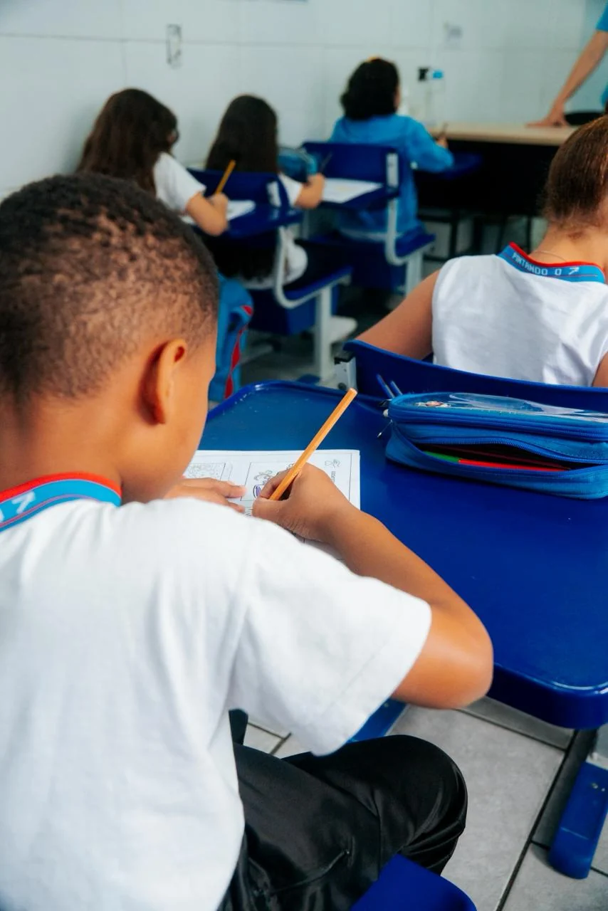 Aluna realizando atividade em sala de aula