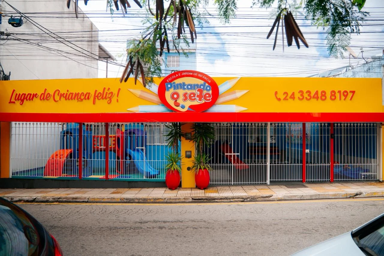 Fachada da Escola Pintando o Sete em Volta Redonda